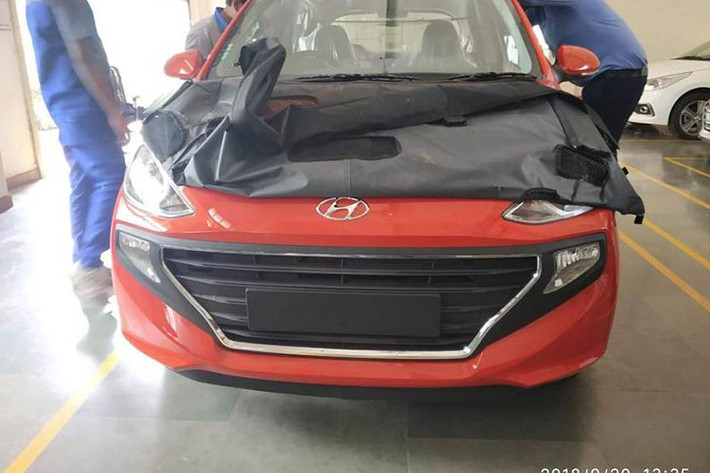 Theo kế hoạch, Hyundai Santro 2019 mới sẽ chính thức trình làng tại thị trường Ấn Độ vào ngày 23/10 tới đây. Tuy nhiên, trước thời điểm này, hãng đã tung ra những hình ảnh đầu tiên của mẫu xe giá rẻ Hyundai này.
