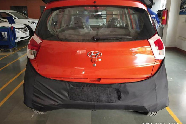 Hyundai Santro 2019 vốn được phát triển dựa trên phiên bản nâng cấp của cơ sở gầm bệ dùng cho Grand i10 phiên bản hiện tại. Xe sở hữu chiều dài 3.610 mm, rộng 1.645 mm, cao 1.560 mm và chiều dài cơ sở chỉ 2.400 mm. So với thế hệ đầu tiên, Hyundai Santro 2019 có khoảng duỗi chân ở hàng ghế trước tăng thêm 62 mm và tăng 16 mm ở phía sau.