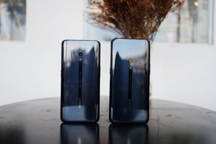 Ngoài thiết kế mới lạ, bộ đôi smartphone cao cấp của Oppo cũng sở hữu cấu hình khá ấn tượng. Reno phiên bản tiêu chuẩn được trang bị chip Snapdragon 710, không hỗ trợ camera zoom quang học 10x; Reno bản zoom 10x sử dụng RAM 8 GB, chip Qualcomm Snapdragon 855. Giá bán lần lượt của hai phiên bản này là 12,9 triệu đồng và 20,9 triệu đồng. Trong đó, Reno đã lên kệ ngày 15/6 còn Reno 10x zoom sẽ được mở bán vào cuối tháng 6.