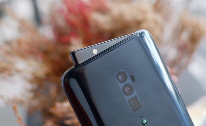 Camera trượt “vây cá mập” là điểm nhấn sáng giá trên mẫu điện thoại Oppo Reno mới. Thiết kế này khá lạ lẫm so với phần lớn smartphone hiện nay. Camera này có độ phân giải 16 MP khẩu độ f/2.0. Theo nhà sản xuất, camera trên Reno có thể sử dụng hơn 200.000 lần với tính năng bảo vệ camera khi rơi tự do. Camera này cũng hỗ trợ người dùng tính năng mở khóa nhận dạng khuôn mặt.