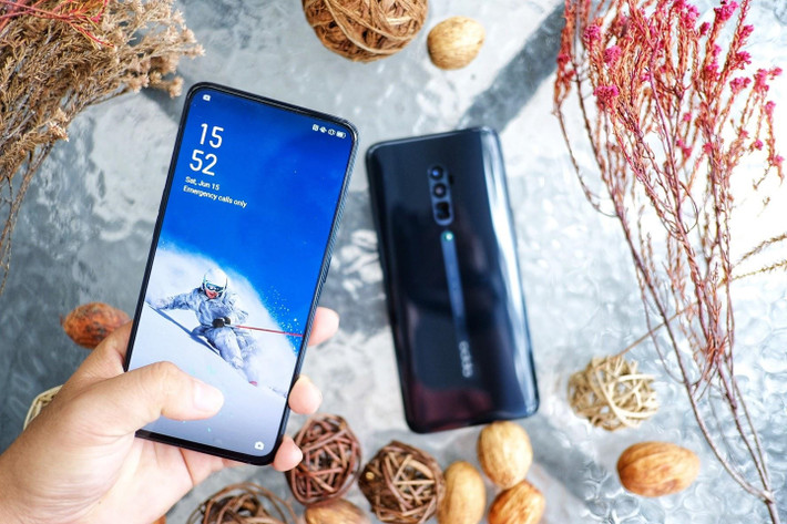 Oppo Reno 10x Zoom và Reno lần lượt được trang bị màn hình kích thước 6,6 và 6,4 inch với tấm nền OLED, độ phân giải 2340x1080, tỷ lệ màn hình 19,5:9. Tương tự chiếc F11 Pro được ra mắt trước đó, Oppo trang bị cho Reno màn hình “không khuyết điểm” với các cạnh viền được làm mỏng đi khá nhiều, nâng tỷ lệ hiển thị lên 93,1%.