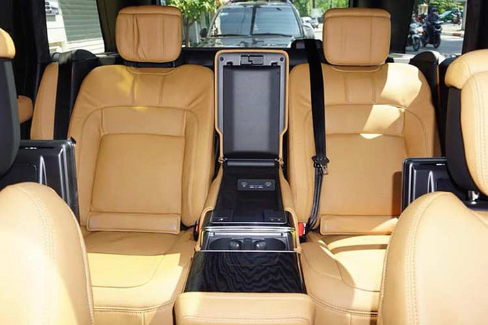 Xe được trang bị nhiều tính năng hỗ trợ người lái như hệ thống ga tự động thích ứng, cảnh báo điểm mù, nhận diện biển giao thông, cảnh báo lệch làn đường, hỗ trợ đỗ xe với camera 360, giám sát tài xế và nhiều tính năng cao cấp khác. Hệ thống thông tin-giải trí của xe gồm bộ loa Meridian 380W, hàng ghế sau có 2 màn hình hiển thị riêng.