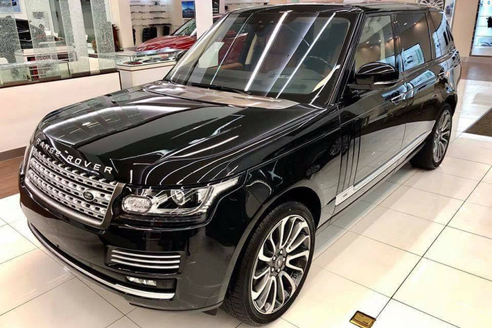Trong bức ảnh hiếm hoi chụp nửa đầu xe Range Rover Autobiography đời 2018 mới đặt mua, dễ dàng nhận thấy Minh "Nhựa" đến nhận chiếc SUV hạng sang mới toanh này trên một chiếc Range Rover Autobiography LWB khác nhưng thuộc bản đời cũ và nằm trong số 100 chiếc Black Edition sẳn xuất dành cho thị trường Mỹ.