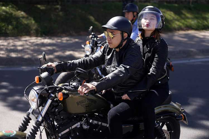 Những người bạn đam mê dòng xe môtô Harley-Davidson từ Sài Gòn về Đà Lạt dự đám hỏi cũng rất phấn khích tại sự kiện đầy ý nghĩa này.