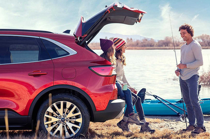 Xe được trang bị lưới tản nhiệt cỡ lớn hơn, mở rộng lên trên và nối liền với cụm đèn pha. Hãng Ford miêu tả cụm đèn pha này là "có thiết kế mượt mà và tráng lệ". Trong khi đó, thiết sườn xe, vành la-zăng, đuôi xe và cụm đèn hậu của Ford Escape mới cũng được thiết kế lại đẹp mắt hơn.
