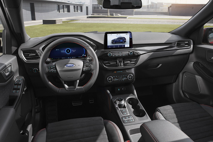 Bên trong Ford Escape 2020 là không gian nội thất được thiết kế theo phong cách hiện đang được áp dụng cho các mẫu xe Ford đời mới như Fiesta hay Focus. Xe được trang bị cụm điều khiển trung tâm đối xứng, hệ thống thông tin giải trí SYNC 3, màn hình cảm ứng 8 inch nằm trên một số nút bấm cơ học.