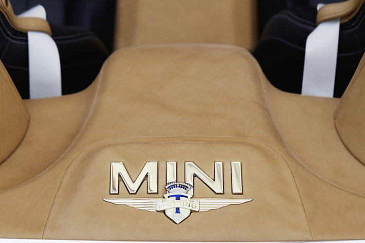 Nội thất bọc da trên MINI Superleggera được phủ với da màu vàng, logo MINI màu vàng kim loại nổi bật.