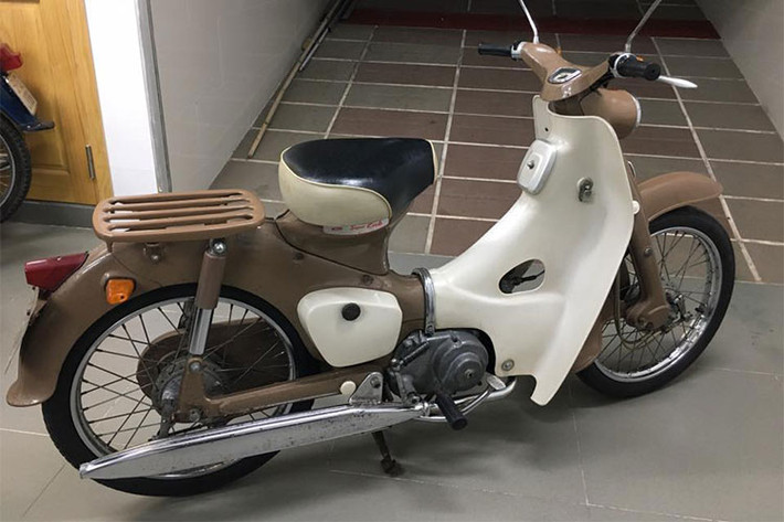 Những chiếc Super Cub cùng các thế hệ tiếp theo của hãng xe máy Nhật Bản hiện đang có mặt ở khắp mọi nẻo đường đất nước Việt Nam, tuy nhiên thế hệ Honda Super Cub đầu tiên vẫn là "hàng hiếm" do có tuổi đời lên tới hơn 50 năm. Chính vì vậy mỗi khi xuất hiện chiếc xe đời đầu này luôn thu hút được sự chú ý của những người yêu xe máy Honda.