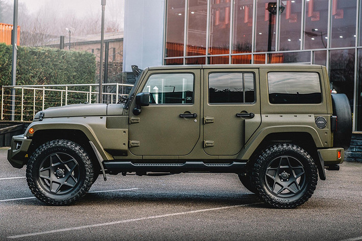 Mới đây, hãng xe tải Kahn’s Chelsea Truck đã thay đổi điều đó, biến Wrangler trở thành một mẫu xe địa hình sang trọng hơnm. Được gọi với cái tên mới, Jeep Wrangler Black Hawk Expedition dựa trên phiên bản động cơ 3.6L công suất 280 mã lực.