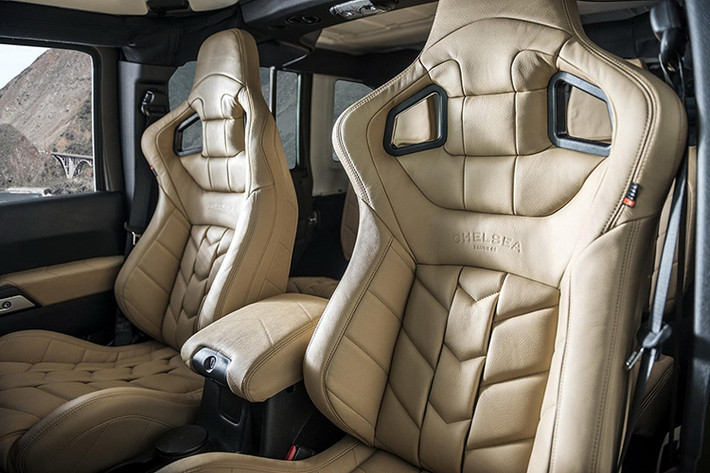 Ngoài vẻ thời trang và sang trọng hơn bên trong chiếc Jeep có vẻ ngoài hầm hố, cục mịch, chiếc xe địa hình thương hiệu Mỹ này còn được trang bị hệ thống vệ tinh sat-nav mới cùng viền trang trí kim loại.