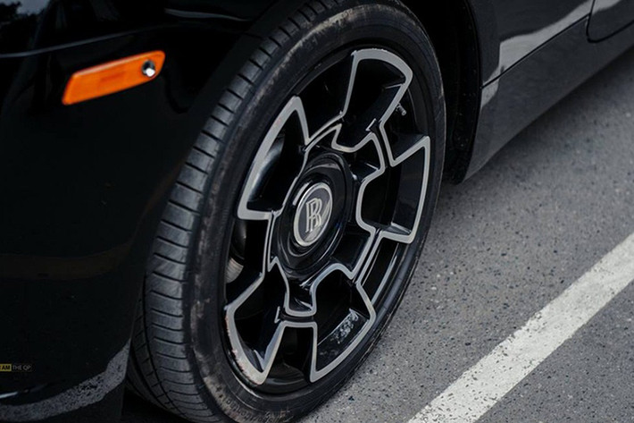 Bên trong khoang lái của những chiếc Rolls-Royce Ghost thuộc phiên bản Black Badge sẽ có nội thất 2 tông màu, riêng chiếc xe siêu sang Rolls-Royce Ghost Black Badge độc nhất Việt Nam có "nội y" 2 tông màu đối lập là trắng và đen. Chưa hết, bảng điều khiển trung tâm ốp sợi carbon kết hợp cùng 1 số chi tiết còn ốp gỗ.