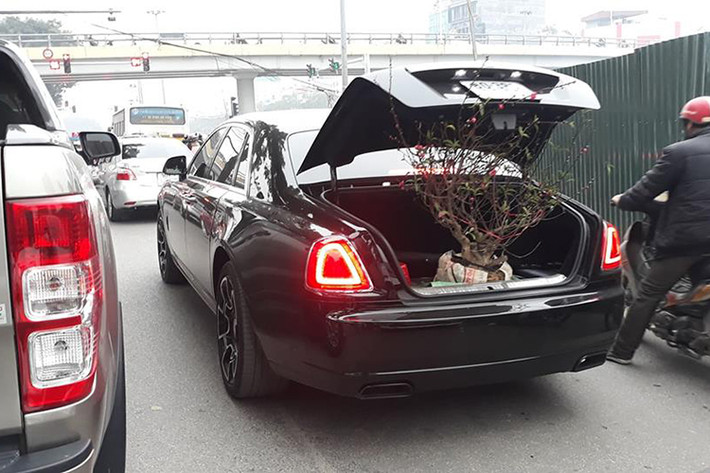 Hình ảnh dùng chiếc xe siêu sang Rolls-Royce Ghost làm xe chở đào rất hiếm gặp. Chính vì vậy, hình ảnh mới này tại Hà Nội đã nhanh chóng lan truyền chóng mặt trên mạng xã hội. Những bức ảnh chụp lại cho thấy, hoa đào được để hẳn trong cốp xe của Rolls-Royce Ghost và tránh làm các cành đào bị gãy, chủ nhân đã mở hẳn cốp đuôi xe khi di chuyển.