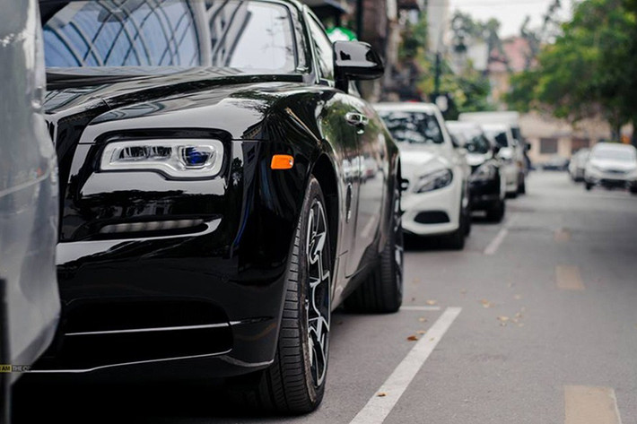 Về thiết kế tổng thể, chiếc xe siêu sang Rolls-Royce Ghost Black Badge đều sở hữu bộ áo màu đen, các chi tiết như ống xả, thanh nẹp lưới tản nhiệt, biểu tượng Spirit of Ecstasy hay logo 2 chữ R lồng vào nhau đều được hoàn thành với nước sơn màu tối đầy bí ẩn và lôi cuốn.