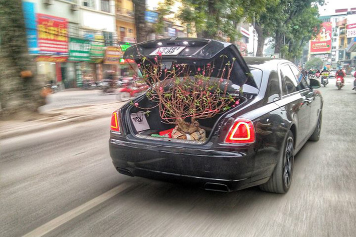 Chủ nhân chiếc Rolls-Royce Ghost chở đào Tết tại Hà Nội đã dùng chính mẫu xe siêu sang của mình để vận chuyển hoa đào này về. Đây là mẫu xe thuộc phiên bản Black Badge và tại thị trường Việt Nam tính đến thời điểm hiện tại, chỉ có độc nhất 1 chiếc Rolls-Royce Ghost Black Badge được đưa về nước.