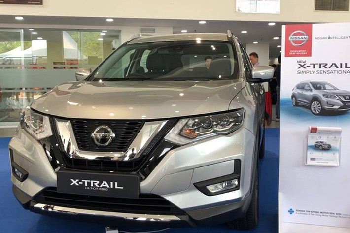 Tại triển lãm ô tô Singapore 2018 diễn ra cách đây 1 năm, hãng Nissan đã lần đầu tiên giới thiệu phiên bản nâng cấp của mẫu xe Nissan X-Trail 2019 tại thị trường Đông Nam Á. Mãi đến tháng 2 năm nay, mẫu crossover 5+2 này mới chính thức được ra mắt tại Thái Lan và mới đây nhất là thị trường Malaysia - báo hiệu ngày trình làng Việt Nam không còn xa.