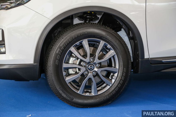 Đặc biệt, khung thềm cửa bên của Nissan X-Trail 2019 mới cũng được mạ chrome và la zăng hợp kim nhôm 19 inch 2 tông màu giúp chiếc xe thuộc dòng SUV của hãng xe Nhật có cảm giác thanh thoát hơn.