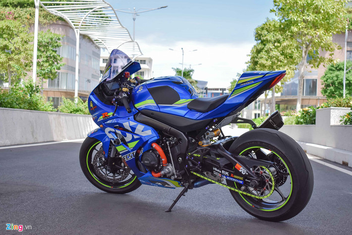Suzuki GSX-R1000 đời 2017 sử dụng khung sườn mới, giúp xe cắt giảm 10% khối lượng so với phiên bản tiền nhiệm, ở mức 202 kg. Kết hợp với động cơ 202 mã lực, xe đạt tỉ lệ công suất/trọng lượng ấn tượng với chỉ số 1/1. Thay đổi này giúp Suzuki GSX-R1000 được đánh giá là mẫu sport-bike tốt nhất năm 2017.