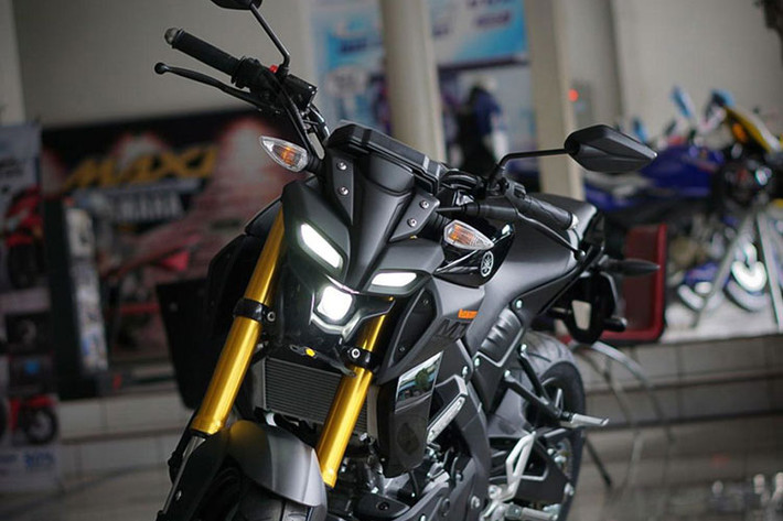 Tổng thể xe có thiết kế thể thao và hầm hố với kiểu dáng naked-bike, để lộ hoàn toàn động cơ và phần đầu đèn bố trí gắn vào hệ thống treo trước. Xe được trang bị đèn pha và đèn định vị DRL dạng LED, trong đó đèn pha thuộc dạng đèn projector giúp tập trung sáng tốt, tăng hiệu quả chiếu sáng.