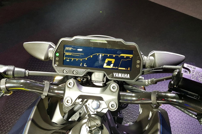 Như đã nói ở trên, xe được phát triển từ khung gầm của Yamaha R15 V3.0, nên phần khung chính của xe là loại delta box. Đuôi xe có thiết kế gọn gàng và sắc sảo, nổi bật với đèn phanh dạng LED, cặp đèn xinhan sau vẫn là bóng halogen tích hợp ở pad biển số.