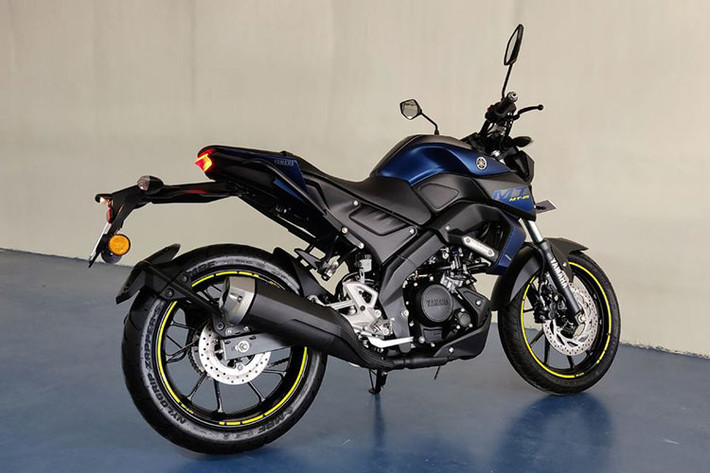 Xe sử dụng cặp vành hợp kim đúc 17 inch tương tự như người anh em Yamaha R15 V3.0. Đảm bảo an toàn cho xe là hệ thống phanh đĩa với đĩa trước 245mm và đĩa sau 220mm, tích hợp hệ thống chống bó cứng phanh ABS kênh đơn ở trước.