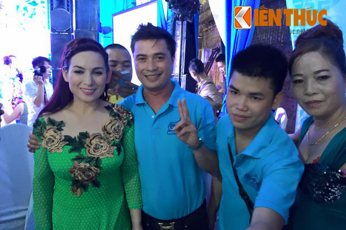 Ca sỹ Phi Nhung giao lưu cùng những thành viên trong đoàn môtô dẫn đoàn tại đám cưới.