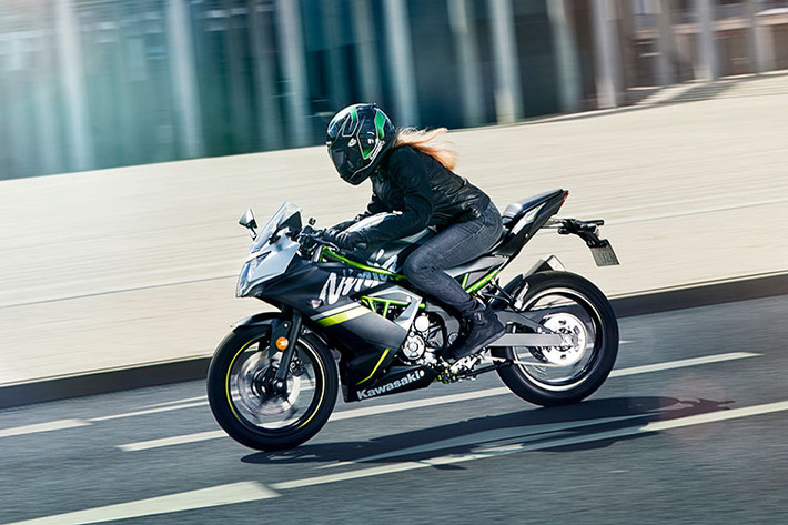 Ngược lại với "người anh em" của mình, Kawasaki Z125 mang ngoại hình của một chiếc naked bike bụi bặm và mạnh mẽ khi để lộ khung sườn và động cơ. Tay lái của xe cũng là loại tay lái rộng thay vì tay clip-on, giúp người dùng có tư thế ngồi thoải mái hơn.