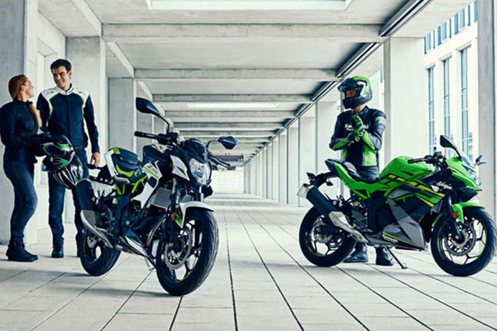 Sau nhiều lần hé lộ thông tin về hai mẫu xe 125cc mới, cuối cùng thì hãng xe môtô đình đám Nhật bản cũng đã chính thức ra mắt bộ đôi xe phân khối nhỏ Kawasaki Ninja 125 và Z125 2019 tại triển lãm Intermot 2018.