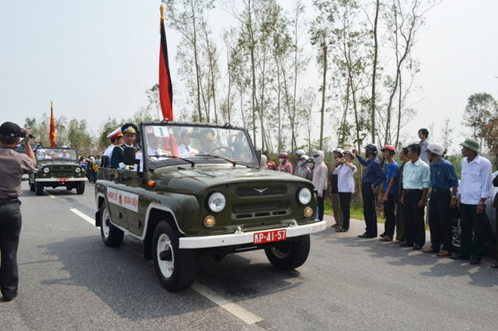 Theo quy định, phương tiện phục vụ lễ tang do Bộ Quốc phòng chuẩn bị, gồm: 1 xe chỉ huy; 1 xe chở quốc kỳ, ảnh, gối Huân chương; 1 xe chở quân kỳ; 6 xe chở đội hình danh dự; 1 xe hoa; 1 xe kéo xe tang (phía cuối xe tang là khẩu lựu pháo 122 mm); 1 xe dự phòng; 2 xe thông tin, 1 xe cứu thương.