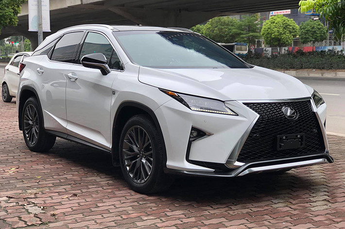 Tại Việt Nam, giá xe Lexus RX 350 F-Sport phân phối theo dạng xe nhập khẩu ở mức sát với 5 tỷ đồng. Mẫu xe này không có phiên bản chính hãng, còn xe bán ra từ Lexus Việt Nam thì các khách hàng chỉ có lựa chọn phiên bản tiêu chuẩn.