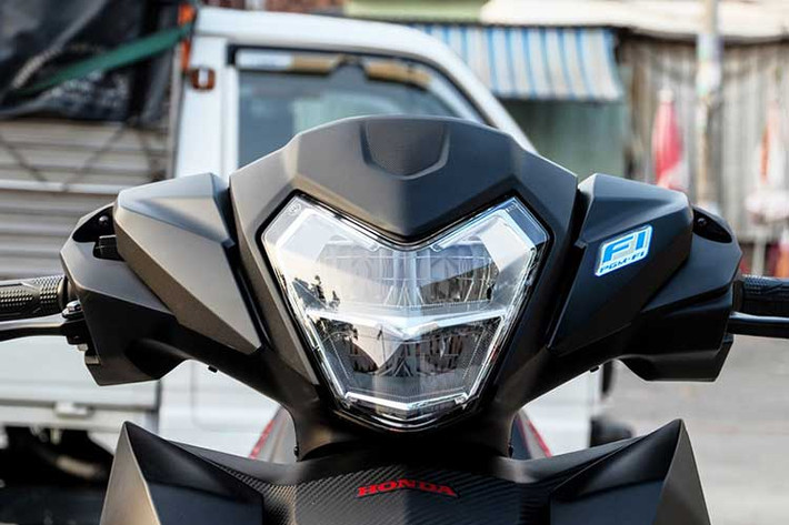 Tại thị trường xe máy Việt Nam, các dòng xe có sử dụng hệ thống phanh ABS rất ít, hầu như chỉ áp dụng trên những dòng xe cao cấp như Honda Sh150i, Yamaha NVX 155, Vespa Primavera,… hay chỉ những mẫu môtô phân khối lớn dung tích trên 150cc mới được trang bị.