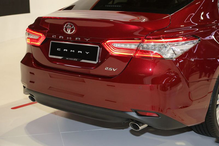 Cụm lưới tản nhiệt to bản với các thanh ngang được mạ kim loại kết nối hệ thống đèn pha tạo nên một thiết kế hài hòa, tinh tế. Sử dụng công nghệ Hi-LED cho khả năng chiếu sáng rộng và xa hơn. Hệ thống đèn pha là nâng cấp đáng giá của Camry 2019 so với phiên bản cũ. Xe cũng được trang bị bộ la-zăng đa chấu kích có kích thước khá lớn.