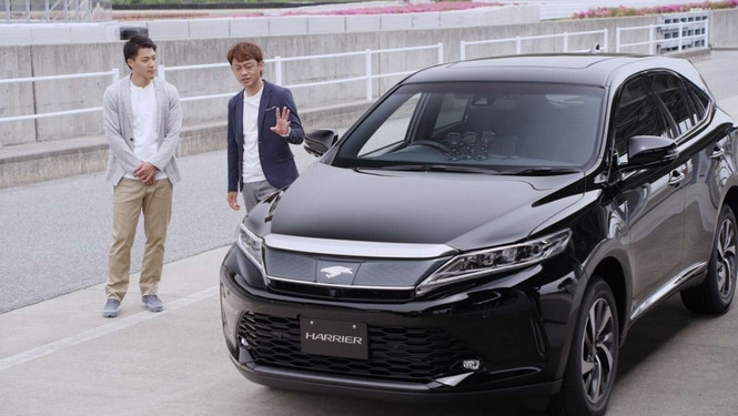 Về thiết kế ngoại thất, phần đầu xe của Toyota Harrier 2017 vẫn được trang bị lưới tản nhiệt đặc trưng với logo quen thuộc nhưng đã được cách tân và góc cạnh hơn. Trong khi đó, lưới tản nhiệt bên dưới cản được mở rộng tích hợp với đèn sương mù dạng LED hoàn toàn mới.