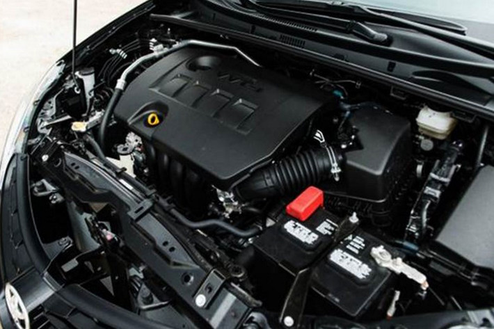 Bên cạnh đó, Toyota Harrier 2017 còn được trang bị tùy chọn động cơ xăng 4 xy-lanh, hút khí tự nhiên, dung tích 2.0L với công suất tối đa 151 mã lực và mô-men xoắn cực đại 193Nm kết hợp với hộp số CVT, tiêu thụ lượng xăng trung bình 6,57 lít/100km với bản dẫn động bánh sau và 6,25 lít/100 km với bản dẫn động 4 bánh.