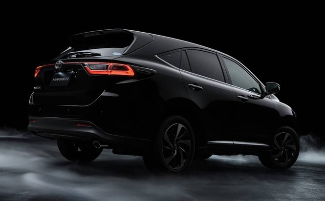 Mẫu xe sang giá rẻ Toyota Harrier phiên bản 2017 này còn được bổ sung bộ vành hợp kim đa chấu kích thước 19 inch đi kèm với lốp thể thao hoàn toàn mới. Bên cạnh đó, khách hàng Nhật Bản có thể đặt hàng các gói phụ kiện tùy chọn như Modellista và TRD cho Harrier 2017.