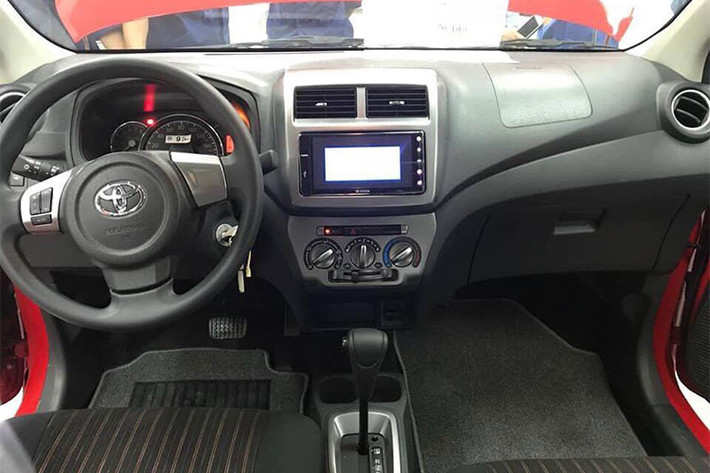 Xe được trang bị hệ thống âm thanh với màn hình màu và đầu đĩa 2 -DIN có kết nối Bluetooth để dành cho các thiết bị di động. Vô lăng của xe cũng được tích hợp các phím chức năng đa dụng... ghế ngồi phía sau g được thiết kế khá rộng rãi, đủ dùng cho 2 người lớn và một trẻ nhỏ.