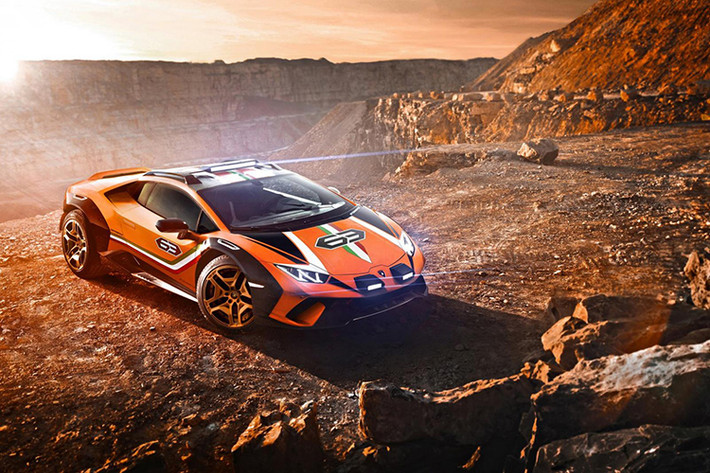Nội thất của siêu xe địa hình Lamborghini Huracan Sterrato đã được tăng cường với tấm ốp chống ngập bằng nhôm, ghế ngồi thể thao carbon bi-shell, dây đai an toàn 4 điểm và một khung chống lật bằng titan trọng lượng nhẹ. Công suất của xe đến từ một động cơ hút khí tự nhiên V10 dung tích 5.2 lít tương tự Huracan Evo, sản sinh 631 mã lực.