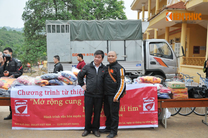 Anh Nguyễn Hoài Anh, đại diện Clb môtô hà Nội cũng tham gia cùng đoàn trong chuyến thiện nguyện lần này.
