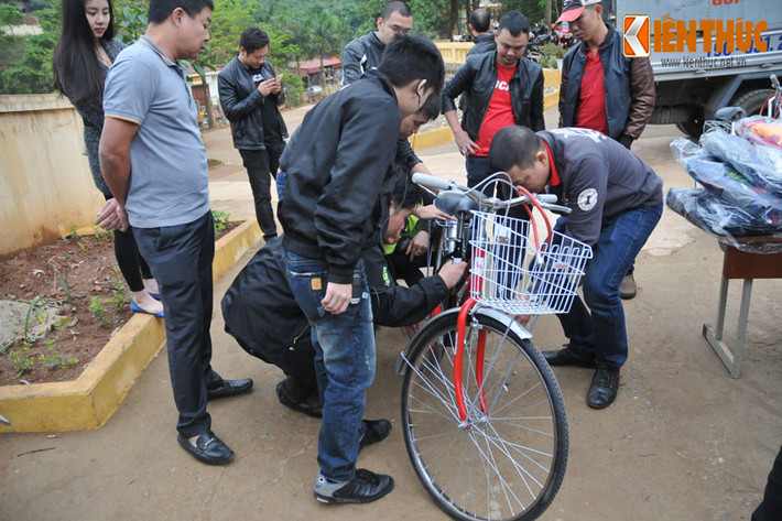 Sau khi đã đến nơi, các biker lại "hì hục" lắp ráp những chiếc xe đạp để chuẩn bị trao tặng cho các em học sinh.