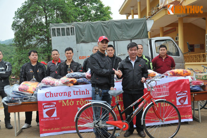 Ông Trần Mạnh Cường đại diện Club Ducati Hà Nội lên trao những phần quà đầy ý nghĩa cho đại diện của một điểm trường tại Sơn La.