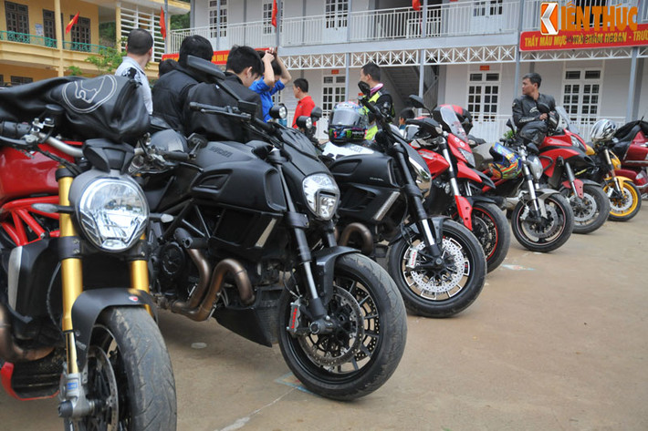 Những "chiến mã" Ducati vượt hàng trăm cây số từ Hà Nội lên vùng núi Tây Bắc, Sơn La làm thiện nguyện.