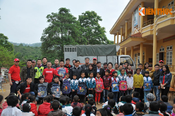 Niềm vui của các em nhỏ vùng núi Tây Bắc, Sơn La cũng là niềm vui chung của những thành viên trong đoàn Ducati Việt Nam, Club Ducati Hà Nội tham gia chuyến thiện nguyện lần này.