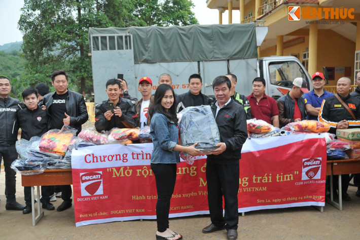Bà Vũ Bích Trang, đại diện Ducati Việt Nam trao tặng những món quà đầy ý nghĩa cho một trong số những điểm trường tại Sơn La.