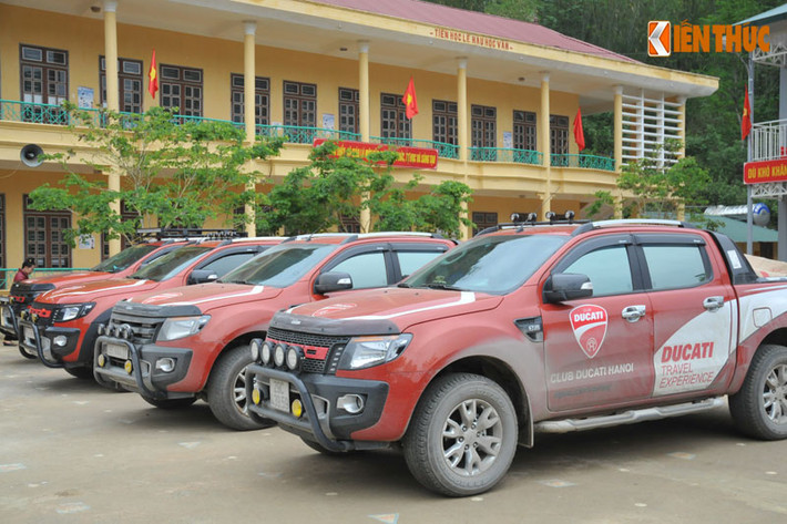 Những chiếc Ford Ranger bán tải có nhiệm vụ chuyên chở những món quà lên vùng núi Tây Bắc, dành tặng cho trẻ em khó khăn nơi đây.