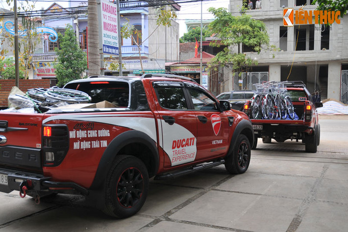 Những chiếc xe bán tải đã chở đầy những món quà xuất phát đến những điểm trường khó khăn nhất tại Sơn La.