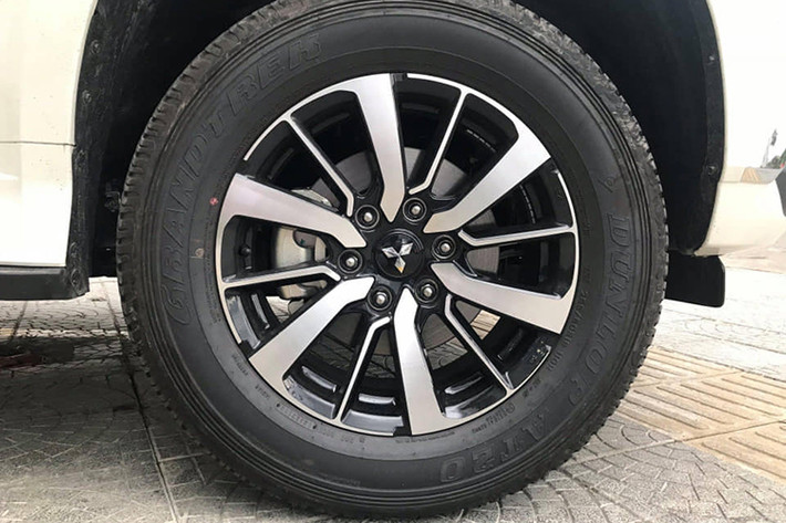 Đây cũng chính là khối động cơ được trang bị trên bản máy dầu số tự động trước đó của Mitsubishi Pajero Sport đang được bán ra tại thị trường Việt Nam. Tuy nhiên, trọng lượng không tải của phiên bản số sàn lại chỉ dừng ở 1.910 kg, nhẹ hơn 30 kg so với bản số tự động.
