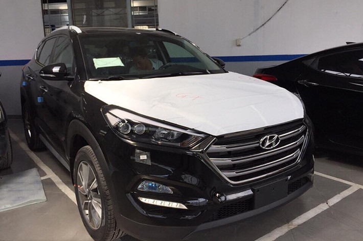 Tại thị trường Mỹ, Tucson 2017 sẽ được bán với giá khởi điểm từ 22.700 USD (tương đương 506 triệu đồng) và đạt cao nhất với phiên bản Tucson Limited AWD, có giá 31.175 USD (695 triệu đồng). Hiện mãu xe này chưa có giá chính thức tại thị trường Việt Nam, tuy nhiên theo tìm hiểu nó sẽ không thay đổi nhiều so với bản cũ và được bảo hành 3 năm hoặc 100.000km tuỳ điều kiện nào đến trước.