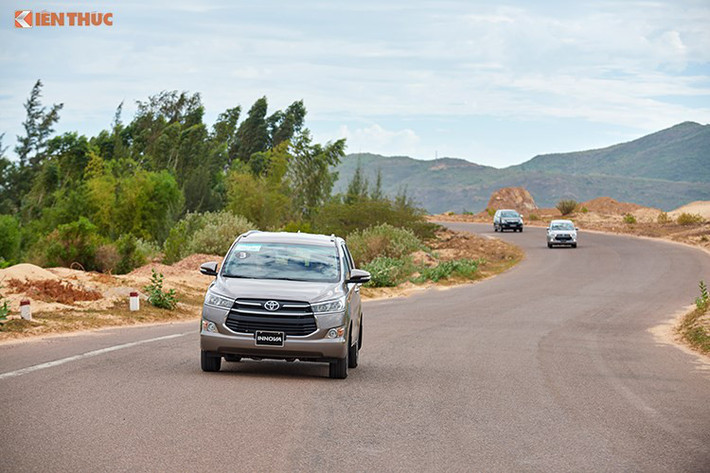 Innova 2016 là một bước tiến lớn của Toyota, không chỉ bởi mới mà còn những thay đổi đáng kể trên xe. Thoải mái và sang trọng hơn ở nội thất, to lớn, hoàn thiện cao và đẹp hơn từ bên ngoài. Bên cạnh đó, cỗ máy cũng được hoàn thiện đáng kể. Mức giá của Innova 2016 bản 2.0E là 793 triệu đồng, 2.0G là 859 triệu đồng và 2.0V là 995 triệu đồng.