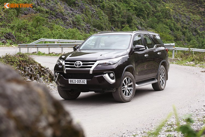Dù không được giảm giá nhưng mẫu SUV tầm trung Toyota Fortuner vẫn đắt hàng với hơn 1.700 xe được bán ra trong tháng 6/2017 vừa qua, nó tăng trưởng tới 42% so với cùng kỳ. Tính chung 6 tháng đầu năm, doanh số Fortuner đạt gần 7.400 xe, tăng 35% so với cùng kỳ năm ngoái. Trong tháng 6 vừa qua mẫu xe này đứng thứ 2 trong top 10 xe bán chạy.