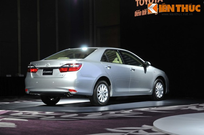 Toyota Camry bán ra thị trường với 3 phiên bản lựa chọn có giá công bố từ 1,098 tỷ đồng- 1,383 tỷ đồng. Khách hàng mua xe trong tháng 7/2017 sẽ được giảm giá đến 64 triệu đồng - rất có thể với những mức khuyến mại mới từ Toyota Việt Nam đã "chắp cánh" cho Camry bay vào top 10 xe bán chạy nhất trong tháng 6/2017 vừa qua.