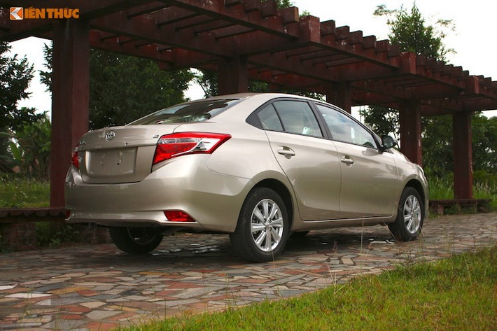 Hiện mẫu xe Vios được bán ra tại thị trường Việt Nam với 4 phiên bản lựa chọn, có giá công bố dao động từ 564-644 triệu đồng. Trong đó, phiên bản Toyota Vios TRD 2017 vừa ra mắt vào cuối tháng 6 vừa qua có giá công bố 644 triệu đồng. Khách hàng mua xe ôtô Toyota Vios trong tháng 7 này sẽ nhận ưu đãi quà tặng bảo hiểm cùng giảm giá từ đại lý.